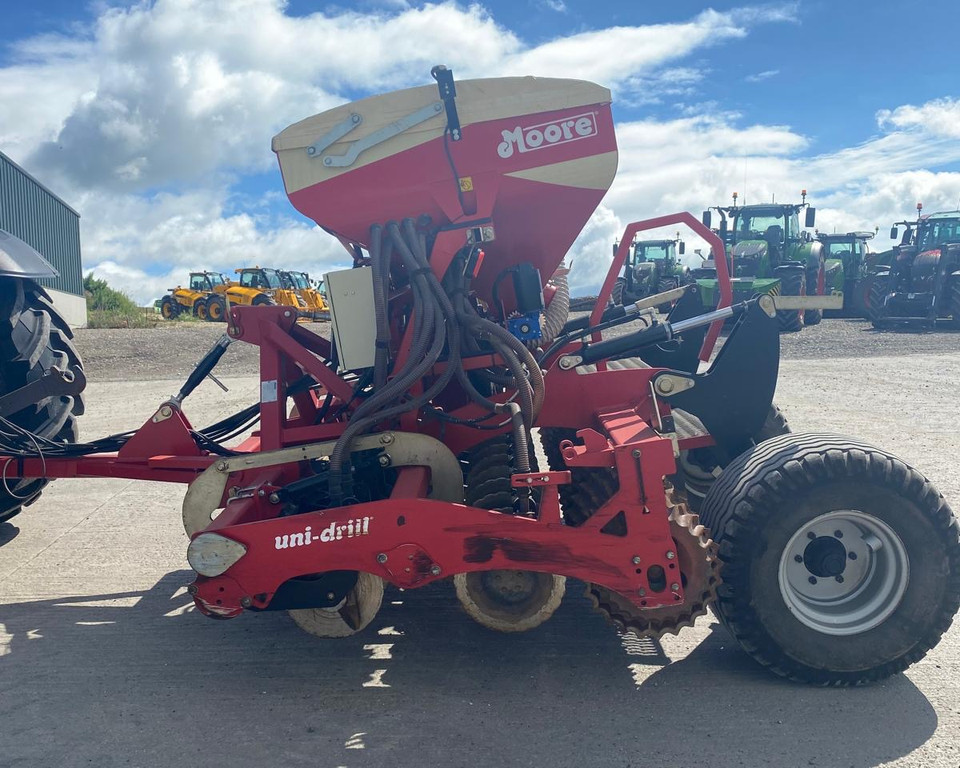 Used Trailed Moore Uni drill 3m 11031815
