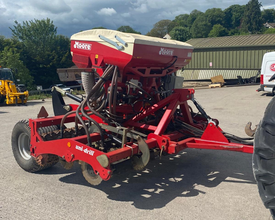 Used Trailed Moore Uni drill 3m 11031815