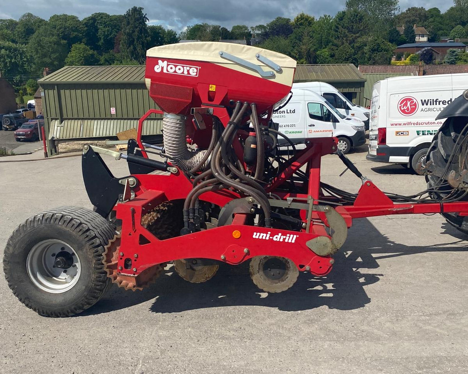 Used Trailed Moore Uni drill 3m 11031815